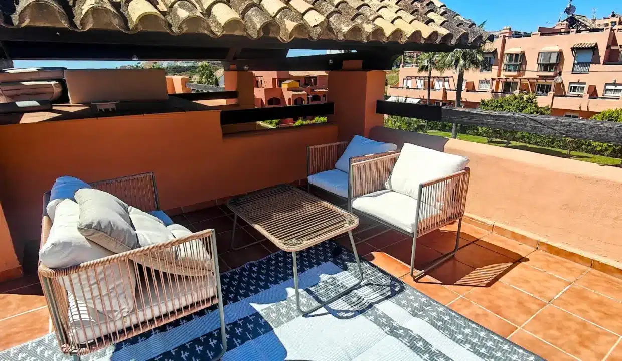 Terraza de barro cocido con sillones lounge, mesa de centro – ático en alquiler, Casares del Sol, Casares (ref. AL013)