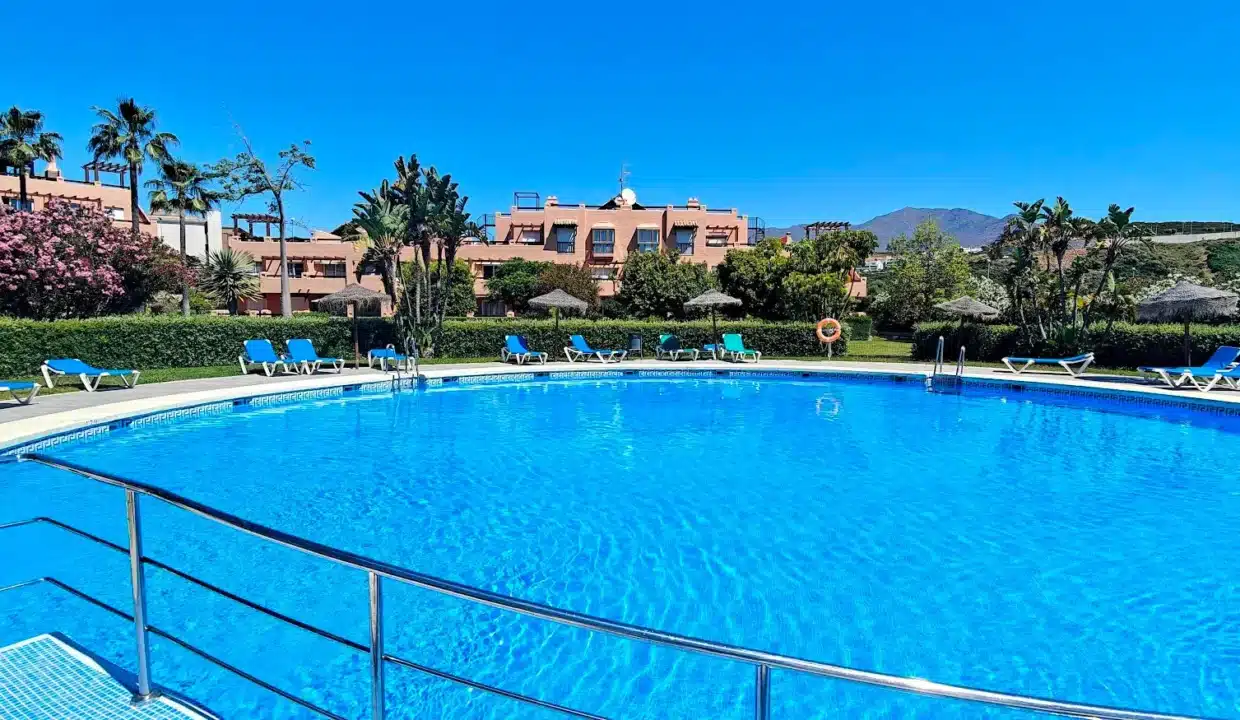 Gran piscina comunitaria con tumbonas azules, residencia – ático en alquiler, Casares del Sol, Casares (ref. AL013)