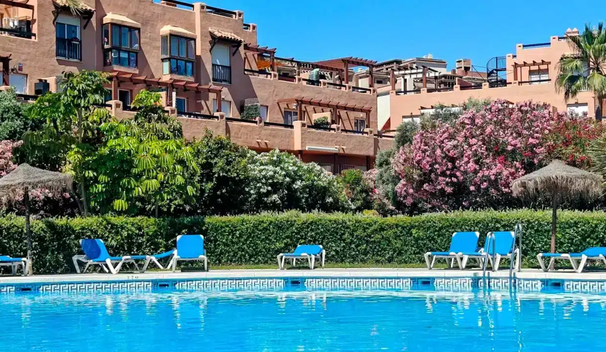 Piscine avec transats bleus, parasols de paille – penthouse à louer, Casares del Sol, Casares (réf. AL013)