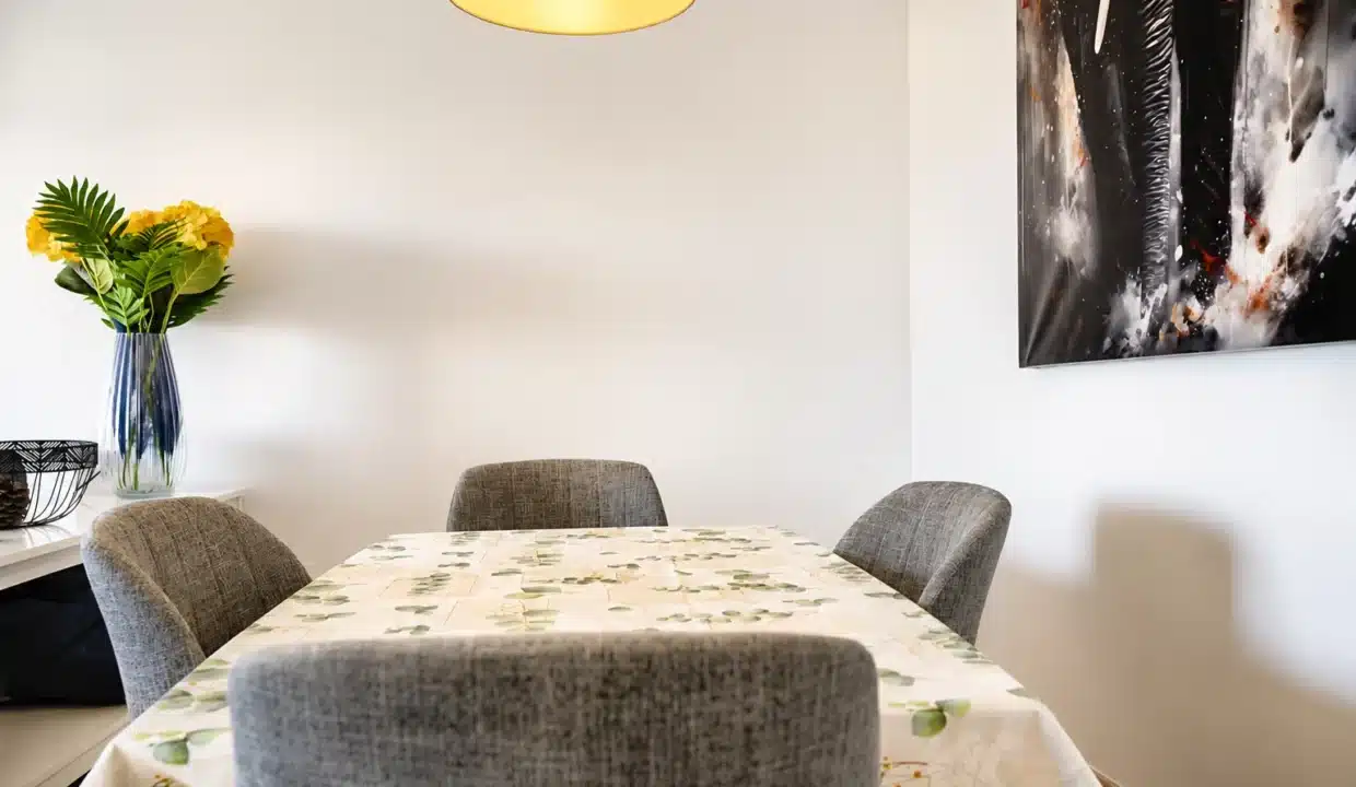 Mesa de comedor con sillas grises, mantel de hojas – ático en alquiler, Casares del Sol, Casares (ref. AL013)