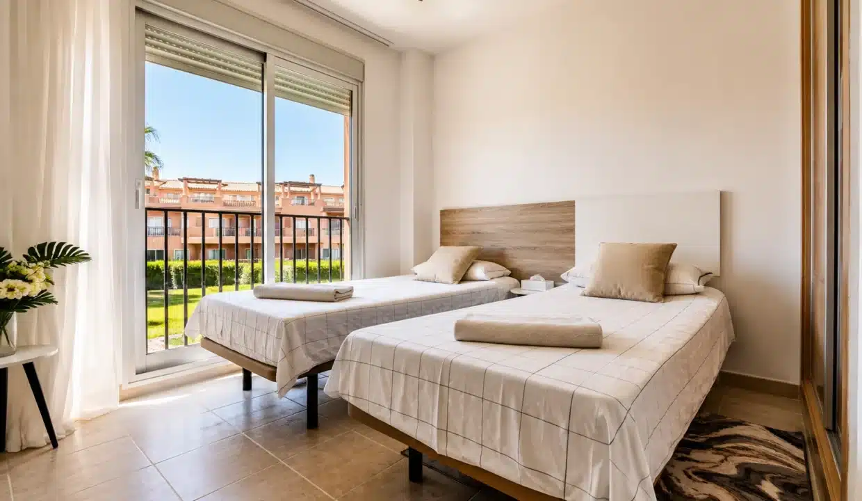 Dormitorio con dos camas individuales y balcón – ático en alquiler, Casares del Sol, Casares (ref. AL013)