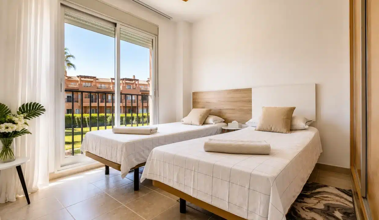 Dormitorio de camas gemelas, ropa blanca y beige, puerta al balcón – ático en alquiler, Casares del Sol, Casares (ref. AL013)
