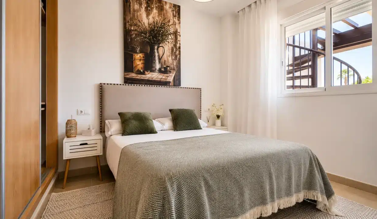 Dormitorio doble con manta gris verdosa, cojines verdes – ático en alquiler, Casares del Sol, Casares (ref. AL013)