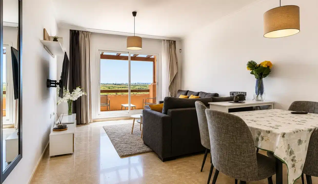 Salón con sofá gris y puerta corredera acristalada a la terraza – ático en alquiler, Casares del Sol, Casares (ref. AL013)