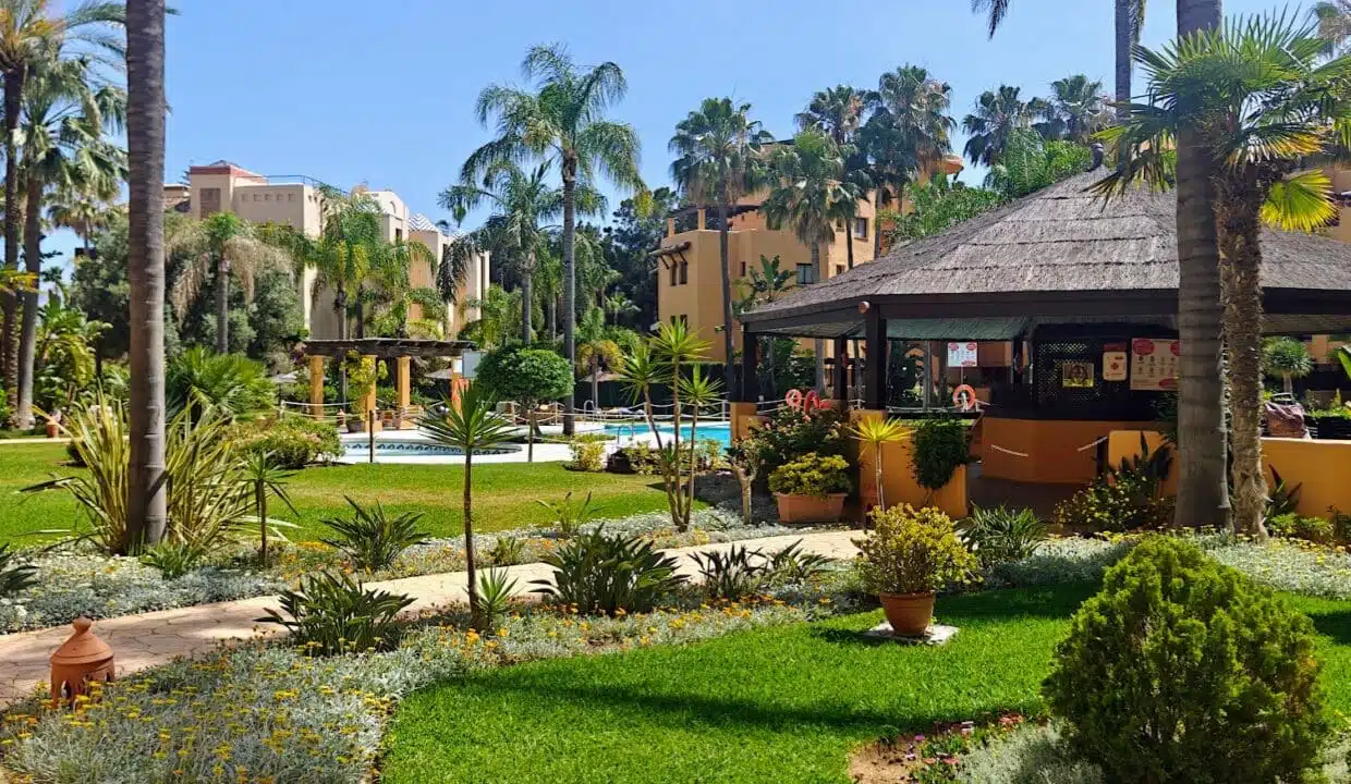Garden with palm trees and a thatched-roof pavilion – apartment for rent, Terrazas de Costalita, Estepona (ref. AL037)