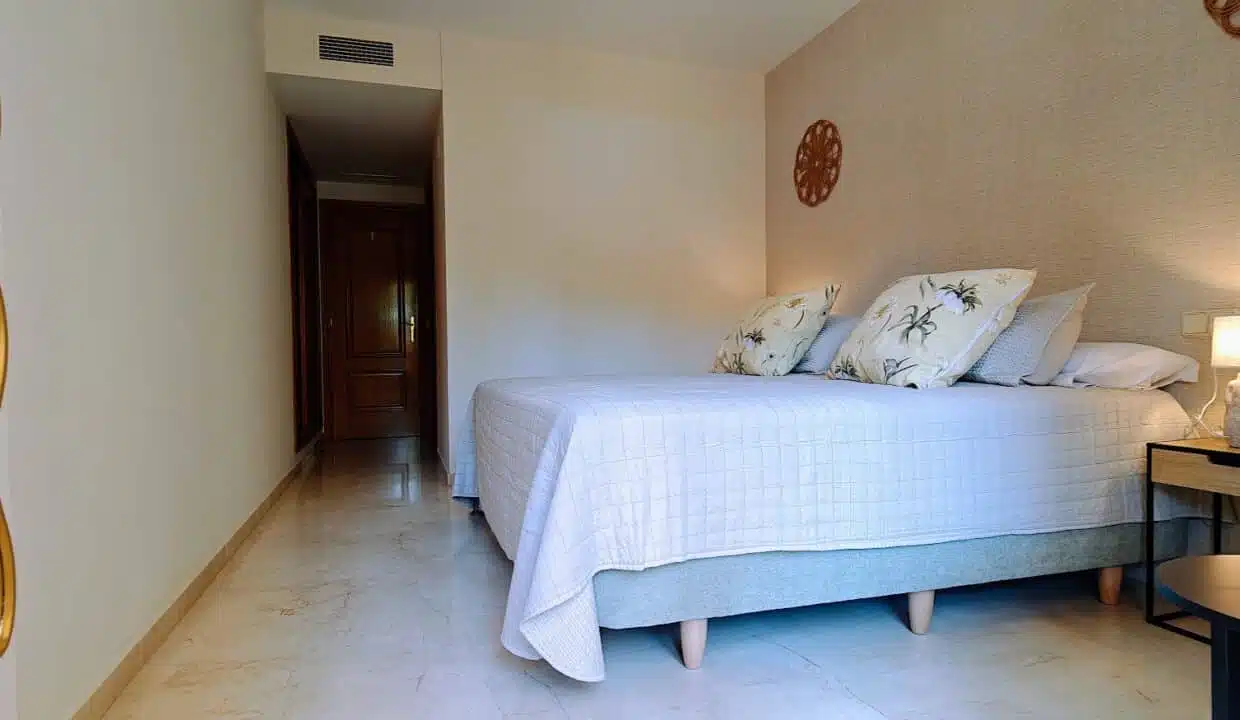 Double bedroom with white linen, gold mirror – apartment for rent, Terrazas de Costalita, Estepona (ref. AL037)