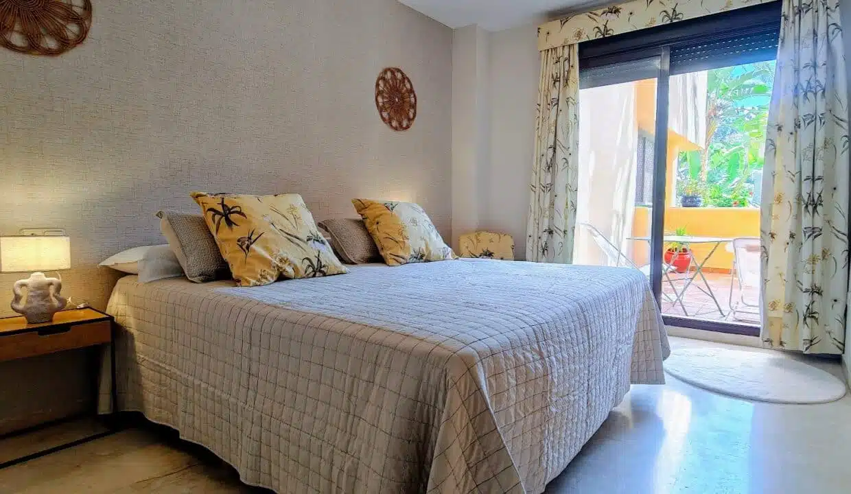 Double bedroom with palm-print cushions – apartment for rent, Terrazas de Costalita, Estepona (ref. AL037)