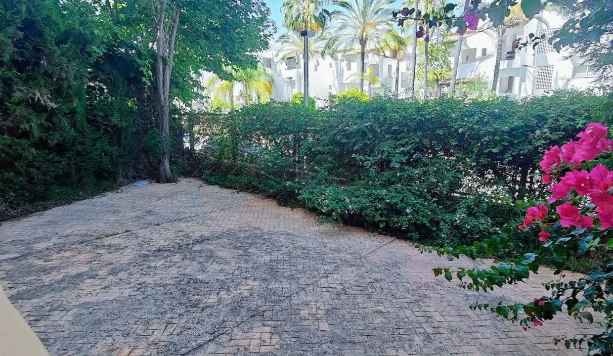 Paved outdoor area with hedges and pink bougainvillea – apartment for rent, Terrazas de Costalita, Estepona (ref. AL037)