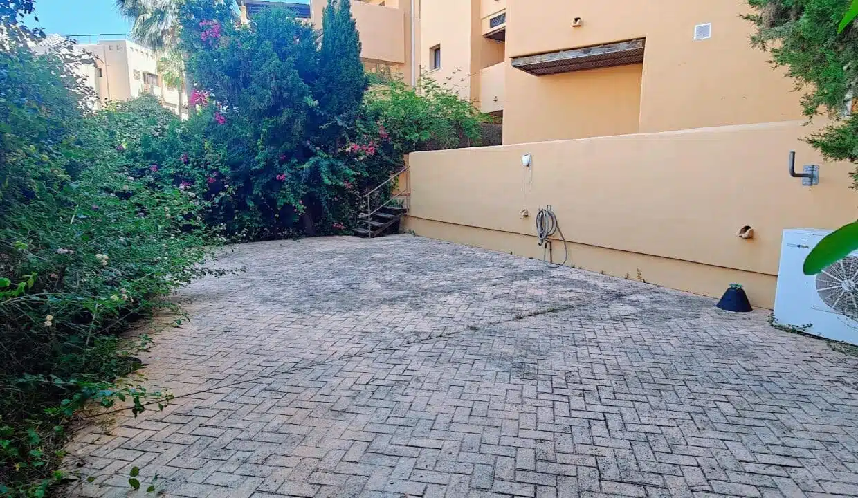 Paved yard surrounded by greenery – apartment for rent, Terrazas de Costalita, Estepona (ref. AL037)