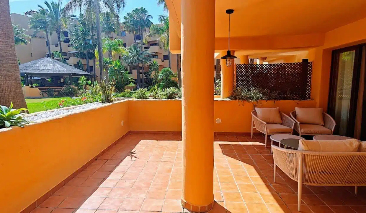 Furnished covered terrace overlooking the garden and lawn – apartment for rent, Terrazas de Costalita, Estepona (ref. AL037)