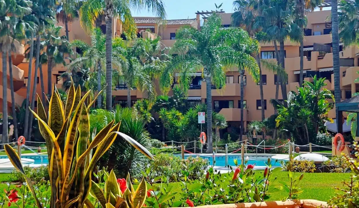Ochre residence among palm trees and gardens – apartment for rent, Terrazas de Costalita, Estepona (ref. AL037)