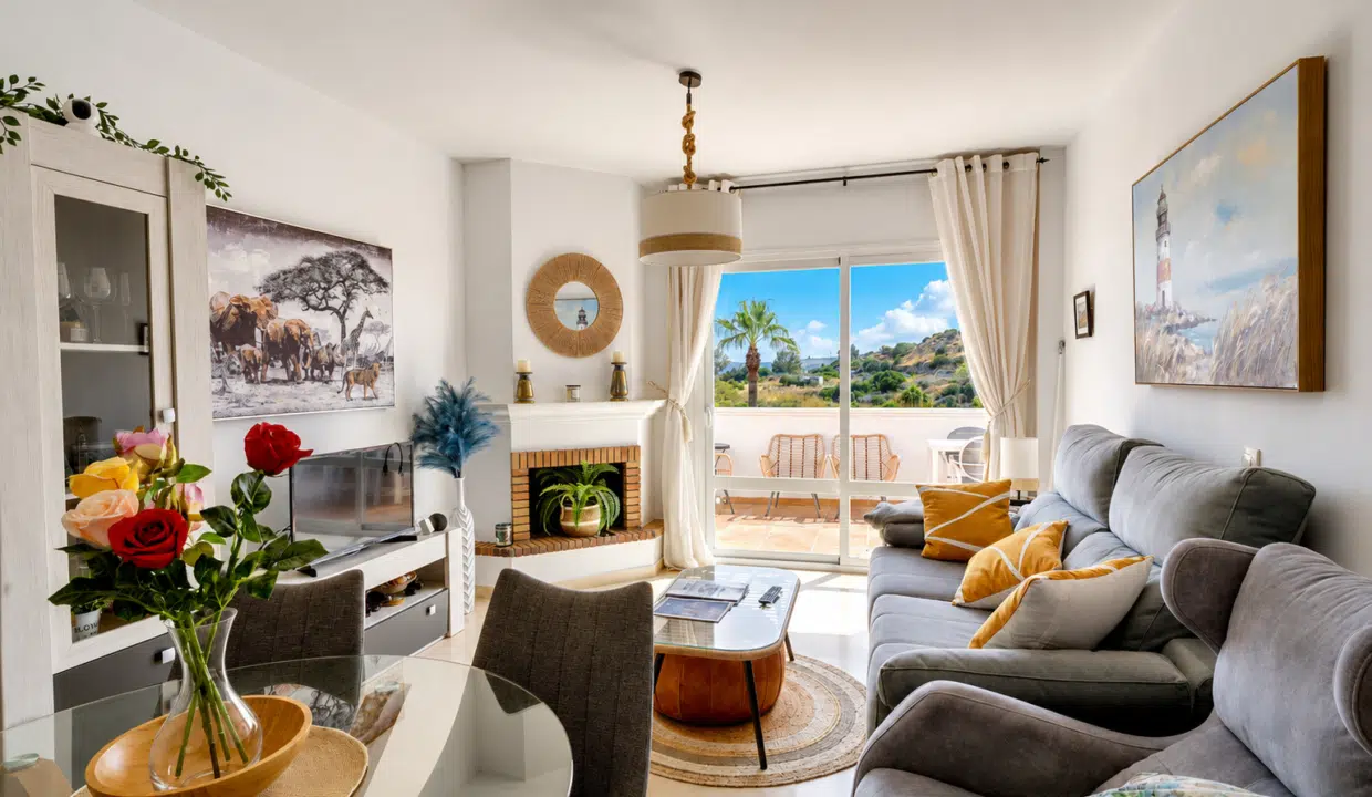 Salon avec canapé gris, cheminée en briques – appartement à louer, Casares Real, Casares (réf. SUM003)