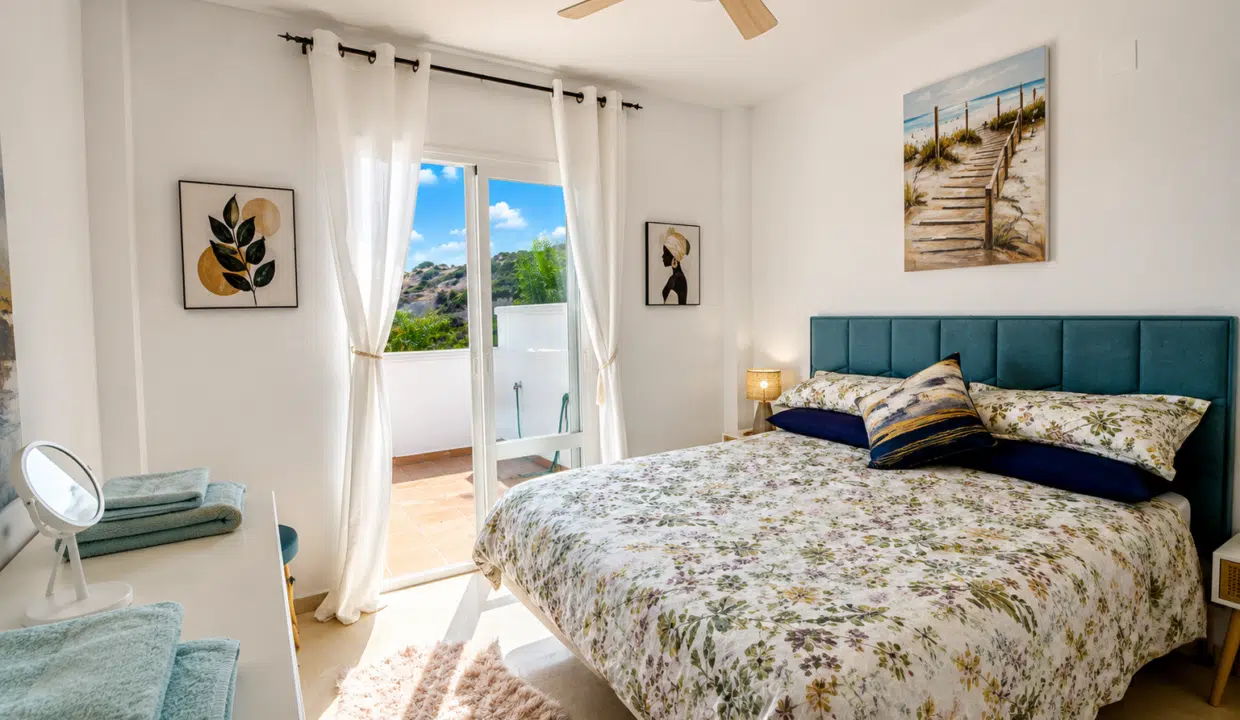 Chambre double, tête de lit bleu canard, couette fleurie – appartement à louer, Casares Real, Casares (réf. SUM003)