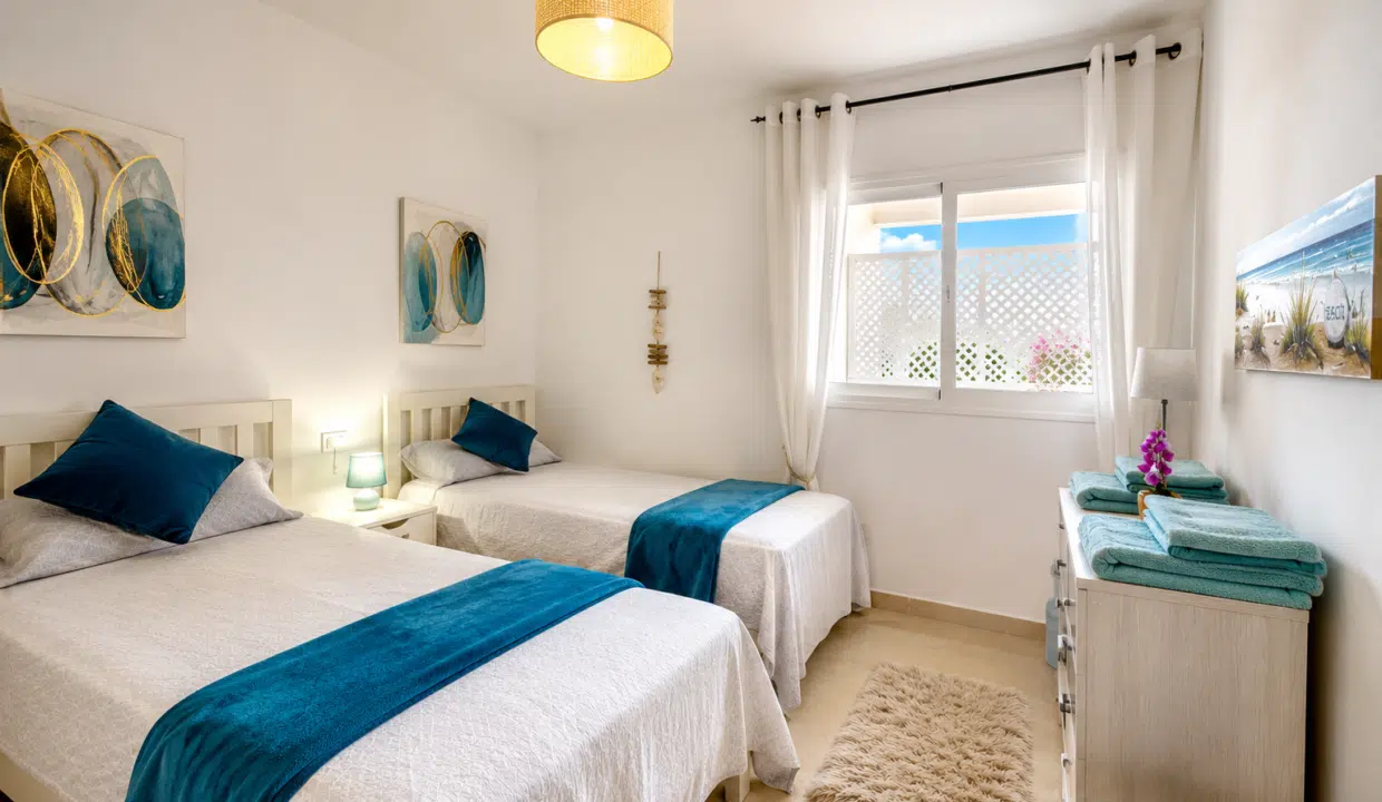 Chambre à deux lits jumeaux avec plaids bleu canard – appartement à louer, Casares Real, Casares (réf. SUM003)