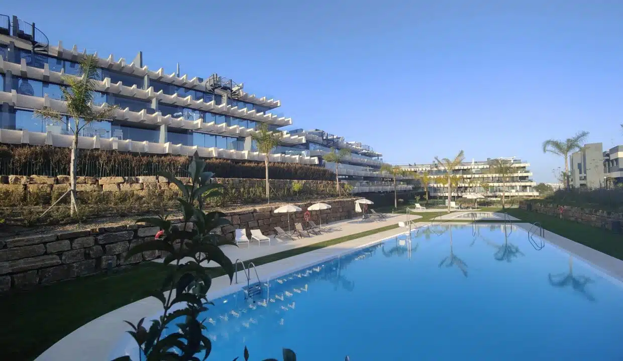 Piscine devant la résidence moderne aux terrasses blanches – appartement à louer, Oasis 325, Estepona (réf. SUM038)