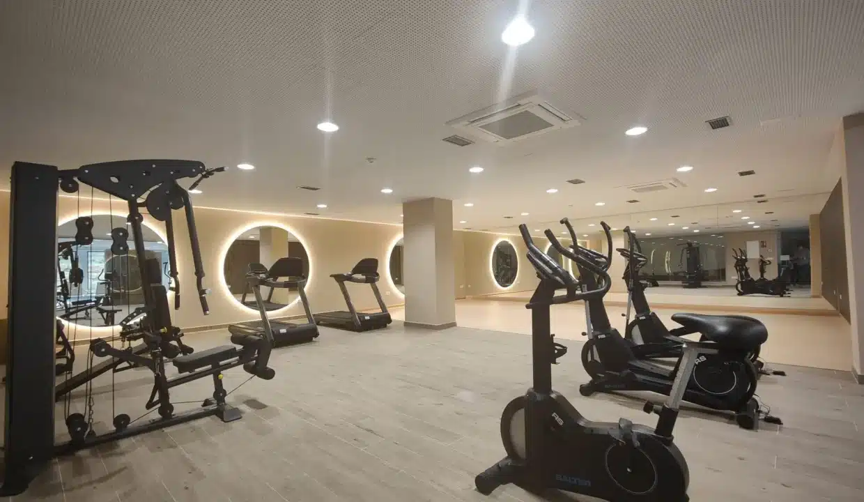 Salle de sport avec tapis de course, vélos et appareil de musculation – appartement à louer, Oasis 325, Estepona (réf. AL038)