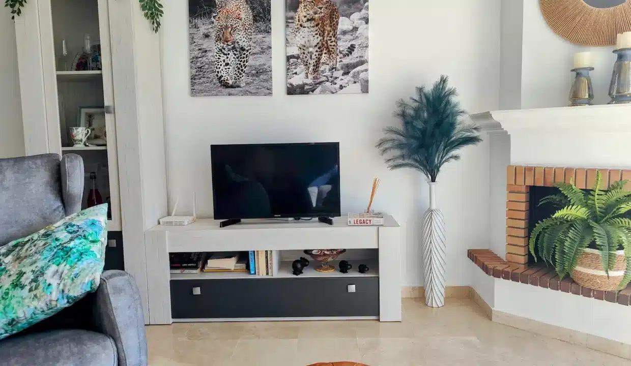 Salon avec meuble TV blanc, cheminée en briques – appartement à louer, Casares Real, Casares (réf. SUM003)