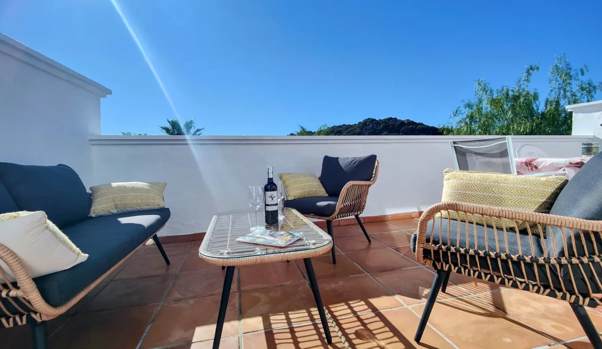 Terraza con conjunto de ratán, cojines grises – apartamento en alquiler, Casares Real, Casares (ref. SUM003)