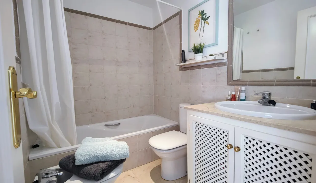 Salle de bain avec baignoire, rideau blanc – appartement à louer, Casares Real, Casares (réf. SUM003)