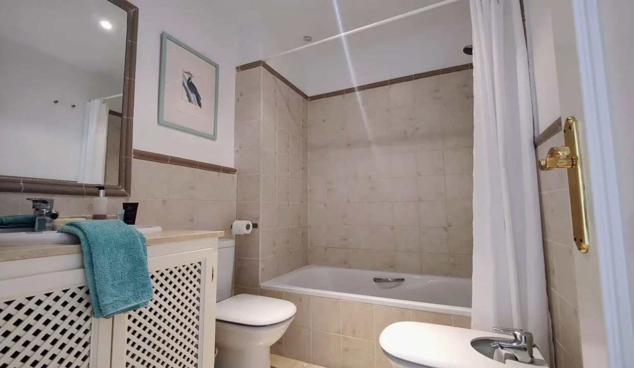 Salle de bain beige avec baignoire, WC, bidet – appartement à louer, Casares Real, Casares (réf. SUM003)