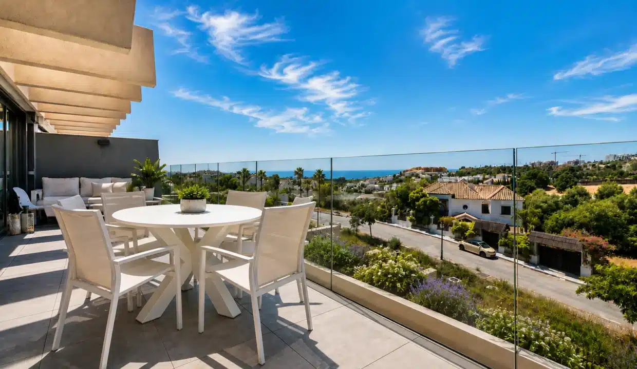 Terrasse avec table ronde blanche, garde-corps en verre – appartement à louer, Oasis 325, Estepona (réf. AL038)