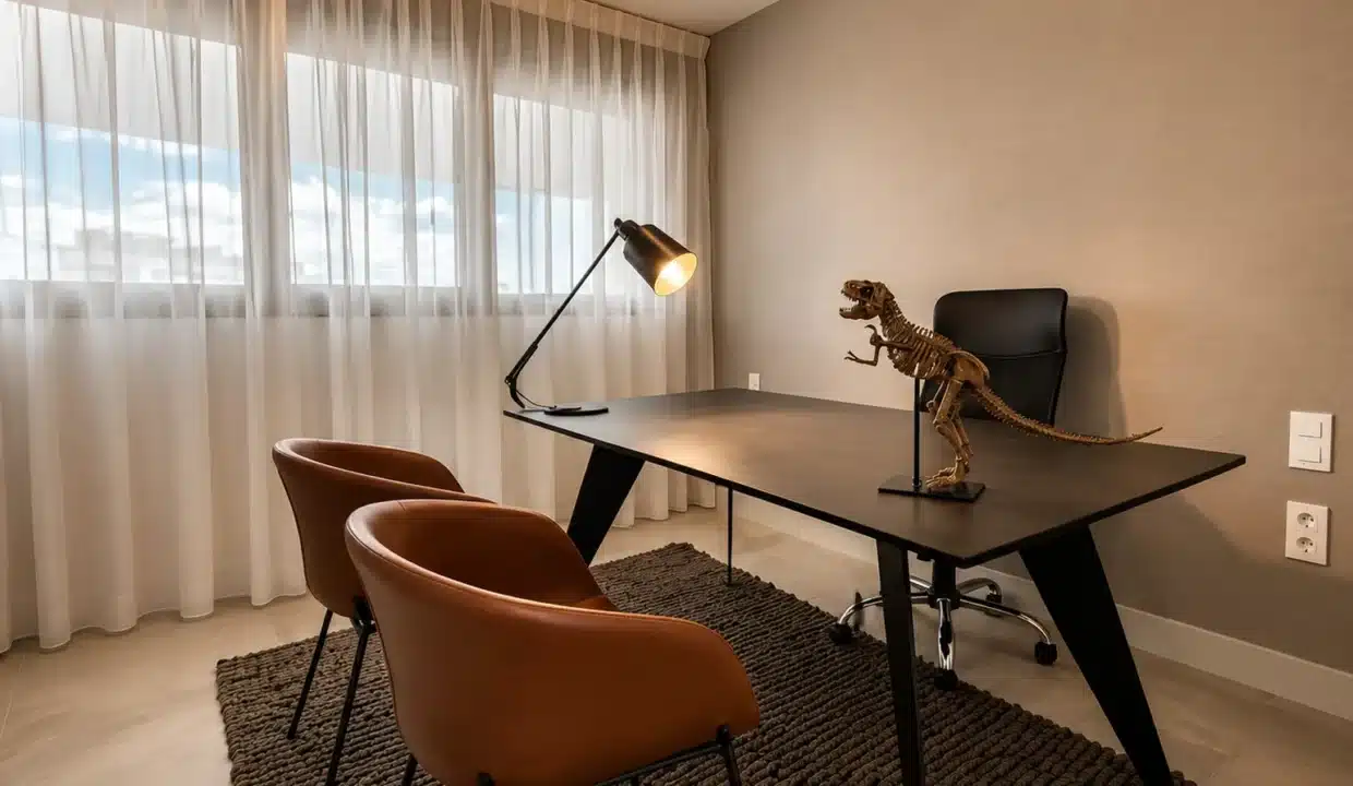 Bureau à table noire, chaises en cuir marron – appartement à louer, Oasis 325, Estepona (réf. AL038)