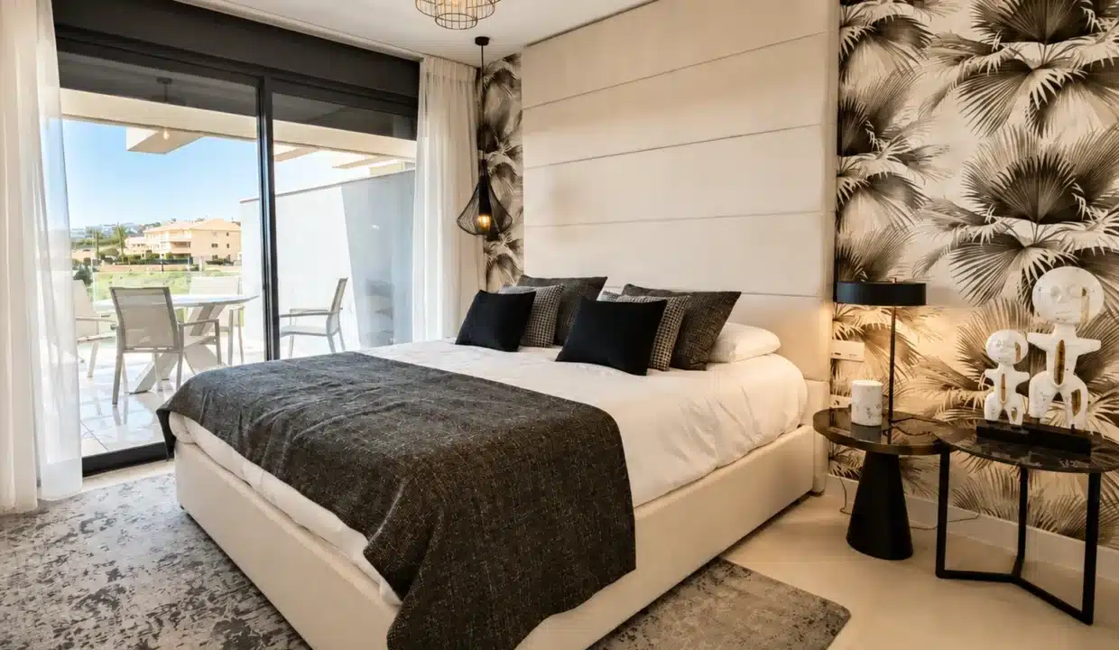 Chambre double avec papier peint de palmiers – appartement à louer, Oasis 325, Estepona (réf. AL038)