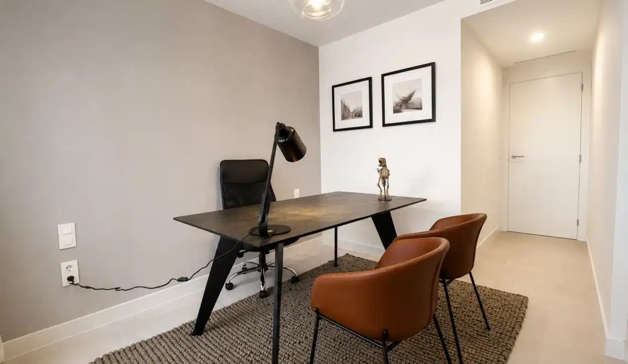 Coin bureau avec table sombre, lampe noire – appartement à louer, Oasis 325, Estepona (réf. AL038)