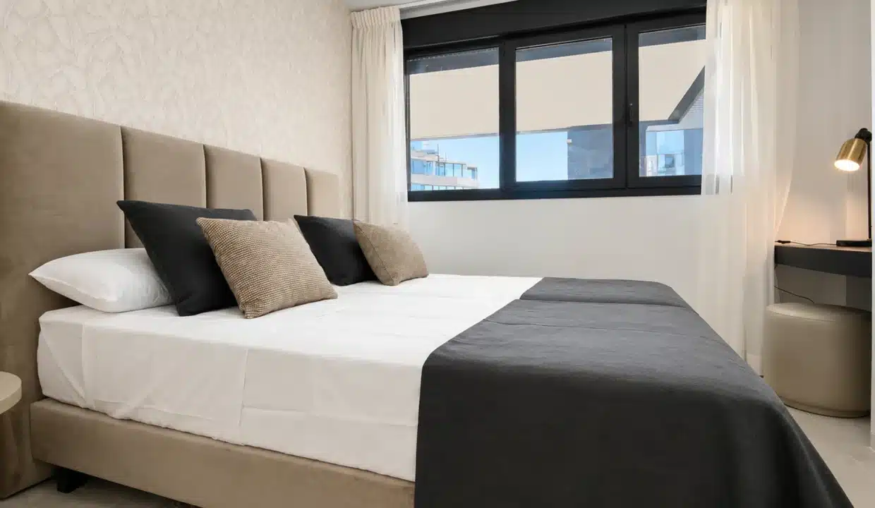 Chambre au grand lit, tête de lit beige et plaid gris anthracite – appartement à louer, Oasis 325, Estepona (réf. AL038)