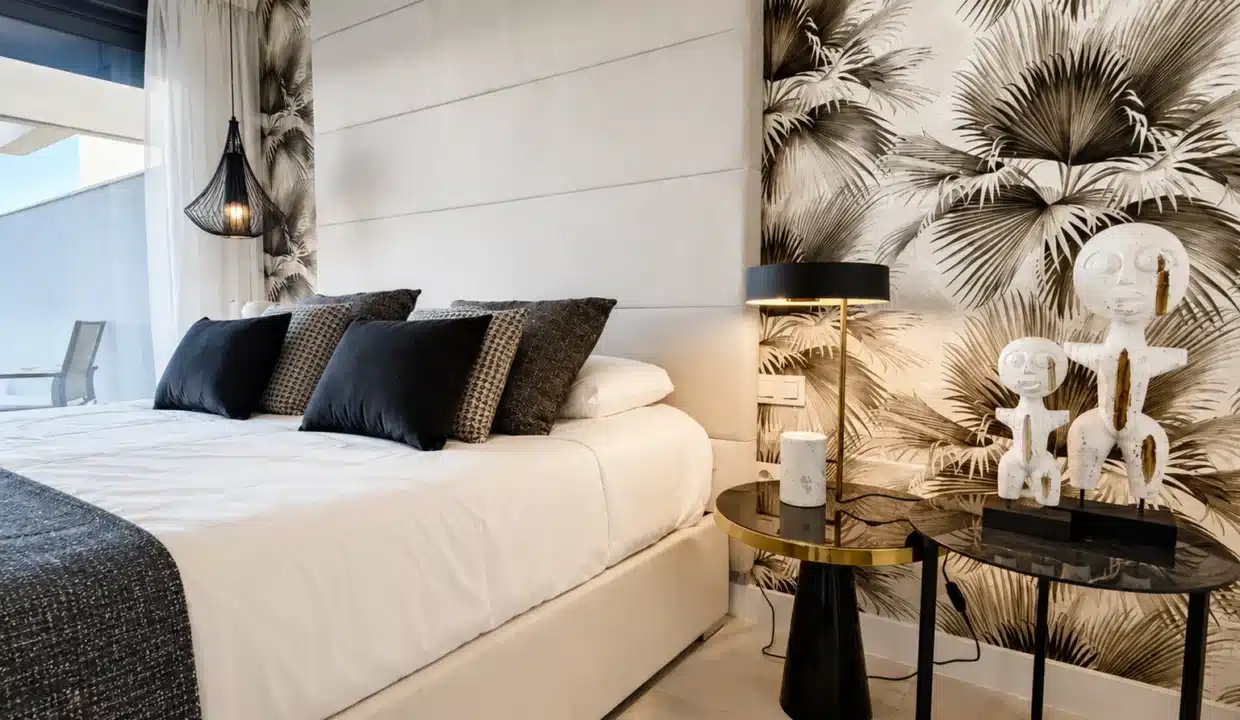 Chambre au papier peint palmiers noir et blanc – appartement à louer, Oasis 325, Estepona (réf. AL038)