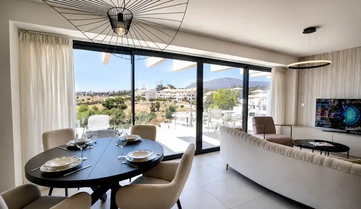 Séjour à table ronde noire, canapé courbe – appartement à louer, Oasis 325, Estepona (réf. AL038)