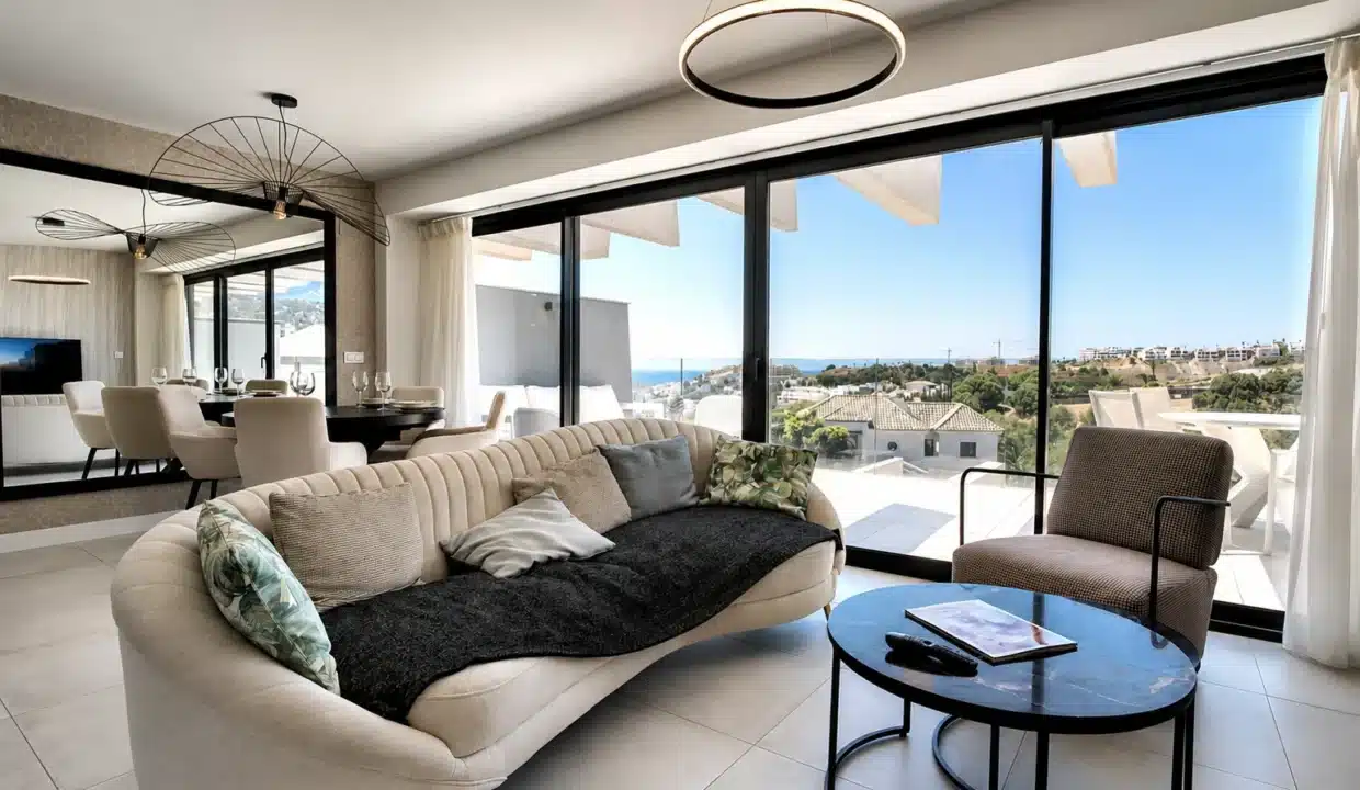 Salon au canapé crème arrondi – appartement à louer, Oasis 325, Estepona (réf. AL038)