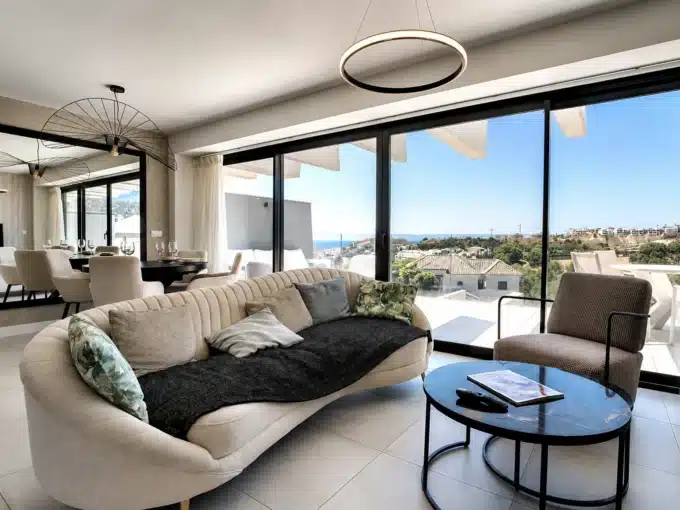 Living room with curved cream sofa – apartment for rent, Oasis 325, Estepona (ref. AL038)