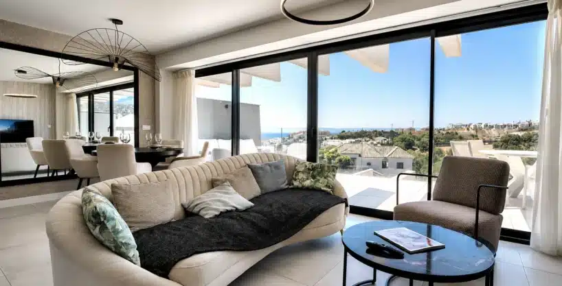 Salon au canapé crème arrondi – appartement à louer, Oasis 325, Estepona (réf. AL038)