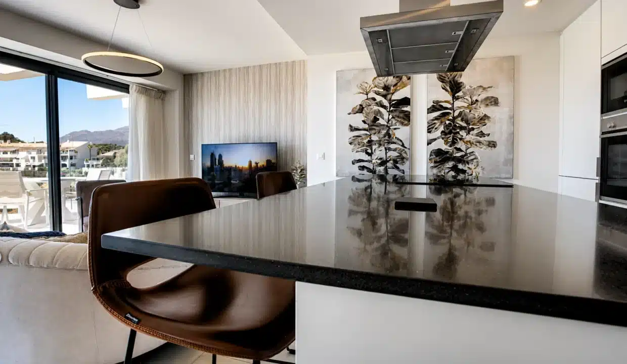Îlot noir de cuisine avec tabouret en cuir, canapé blanc – appartement à louer, Oasis 325, Estepona (réf. AL038)