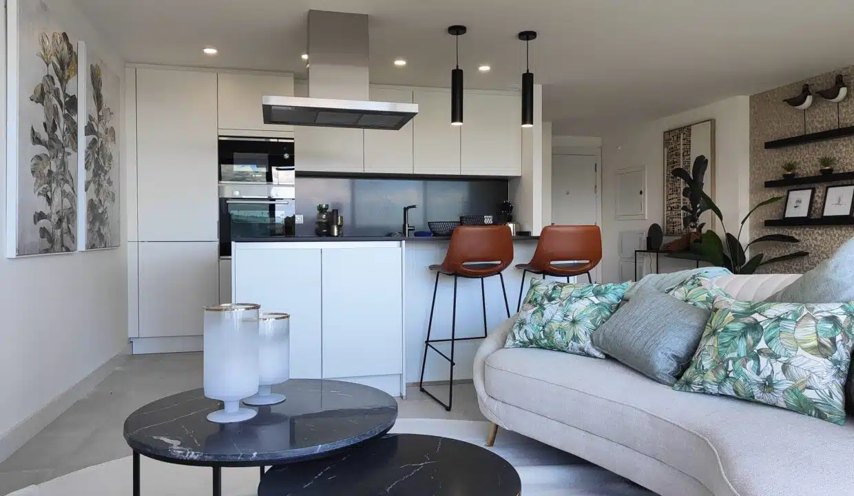 Salon avec canapé crème à coussins tropicaux – appartement à louer, Oasis 325, Estepona (réf. SUM038)