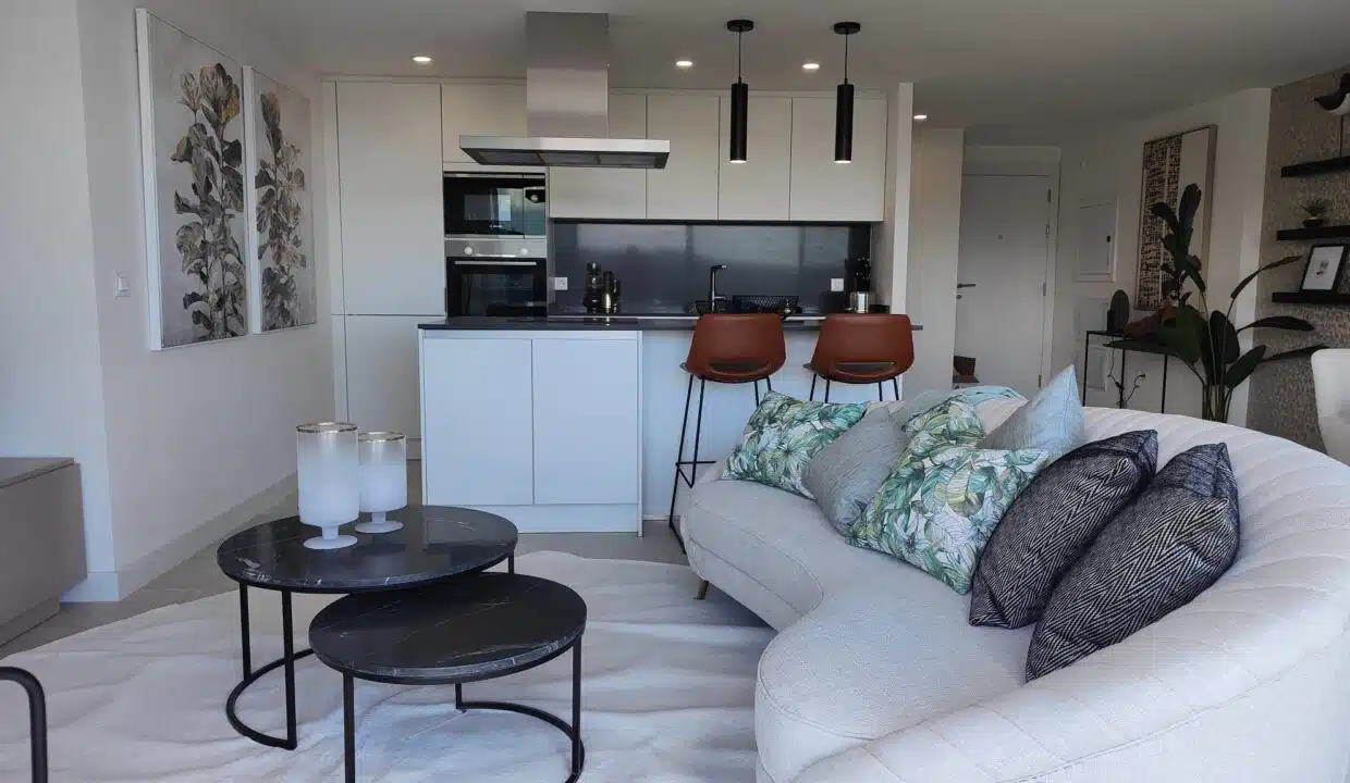 Séjour avec canapé courbe crème, tables basses noires – appartement à louer, Oasis 325, Estepona (réf. SUM038)