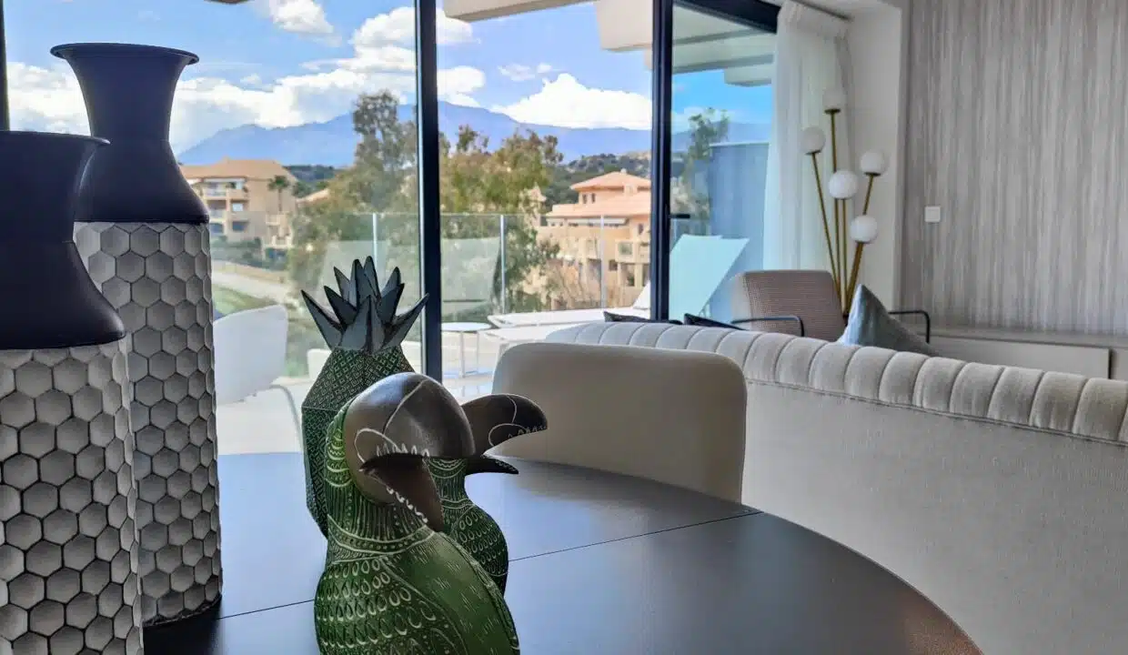 Table ronde noire avec vases – appartement à louer, Oasis 325, Estepona (réf. SUM038)