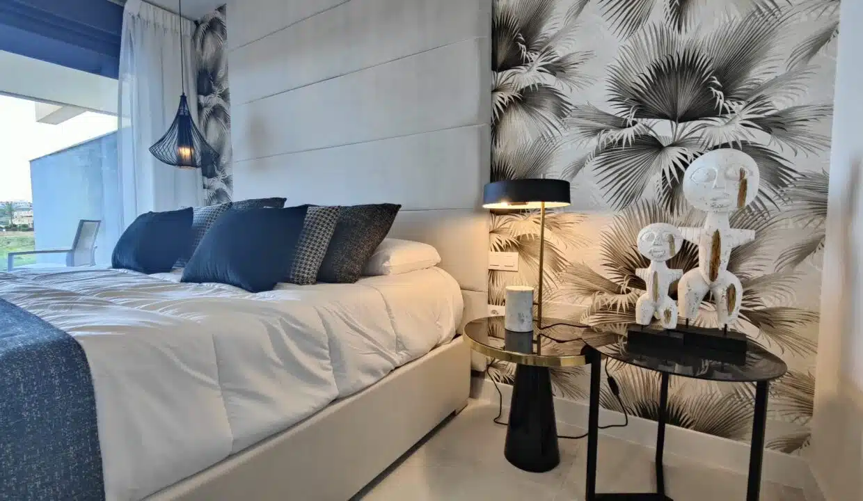 Chambre au papier peint palmes noir et blanc et coussins bleu marine – appartement à louer, Oasis 325, Estepona (réf. SUM038)