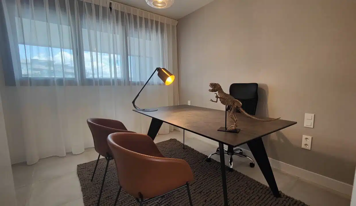 Coin bureau avec table sombre, lampe en laiton – appartement à louer, Oasis 325, Estepona (réf. SUM038)
