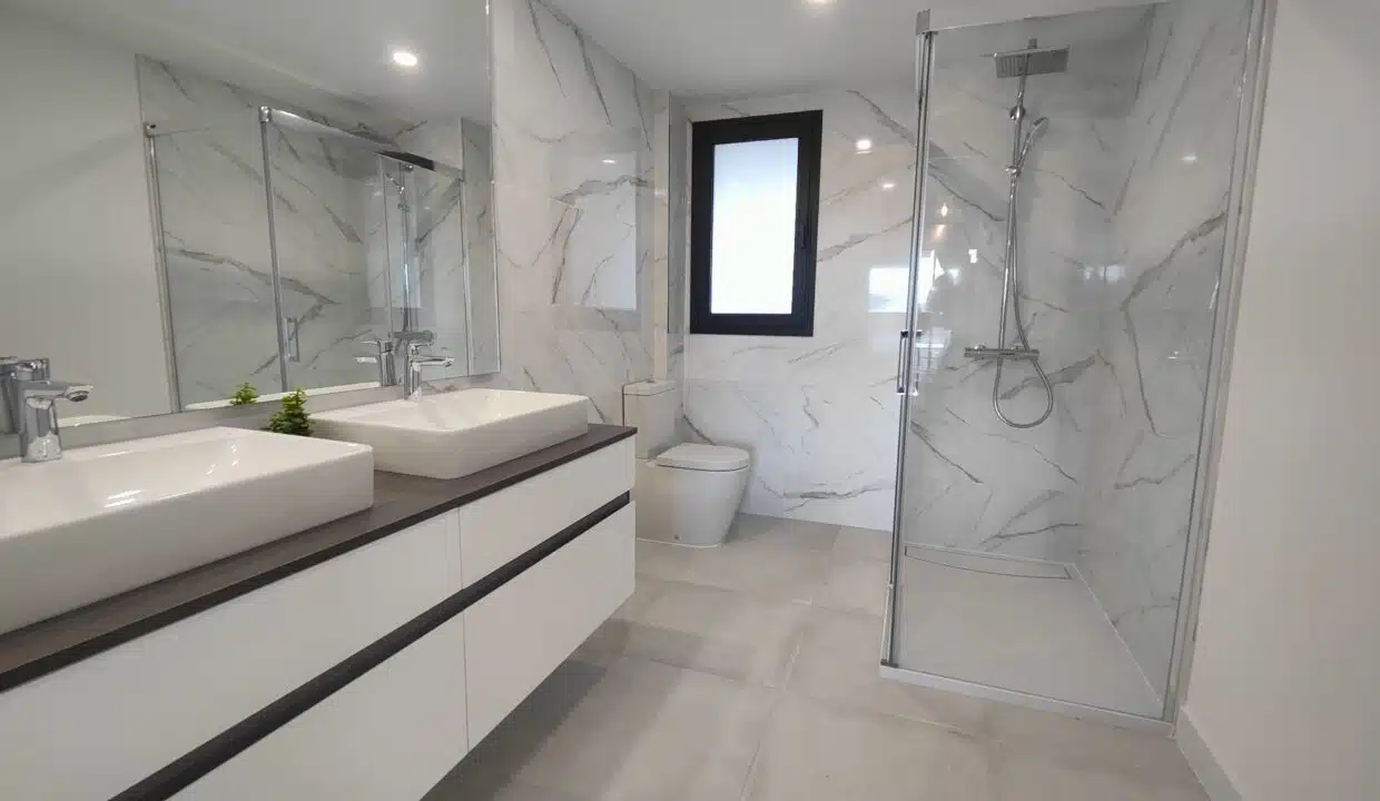 Salle de bain effet marbre avec double vasque suspendue – appartement à louer, Oasis 325, Estepona (réf. SUM038)