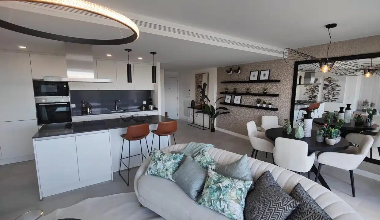 Cuisine ouverte à îlot et table à manger ronde noire – appartement à louer, Oasis 325, Estepona (réf. SUM038)