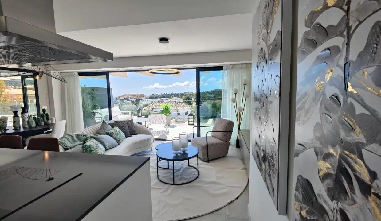 Salon avec fauteuil, table basse ronde – appartement à louer, Oasis 325, Estepona (réf. SUM038)