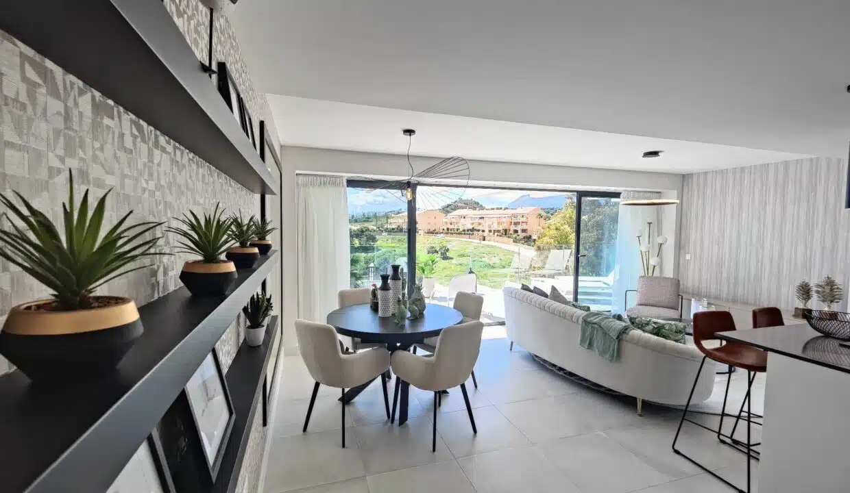 Séjour avec table ronde noire, canapé courbe – appartement à louer, Oasis 325, Estepona (réf. SUM038)