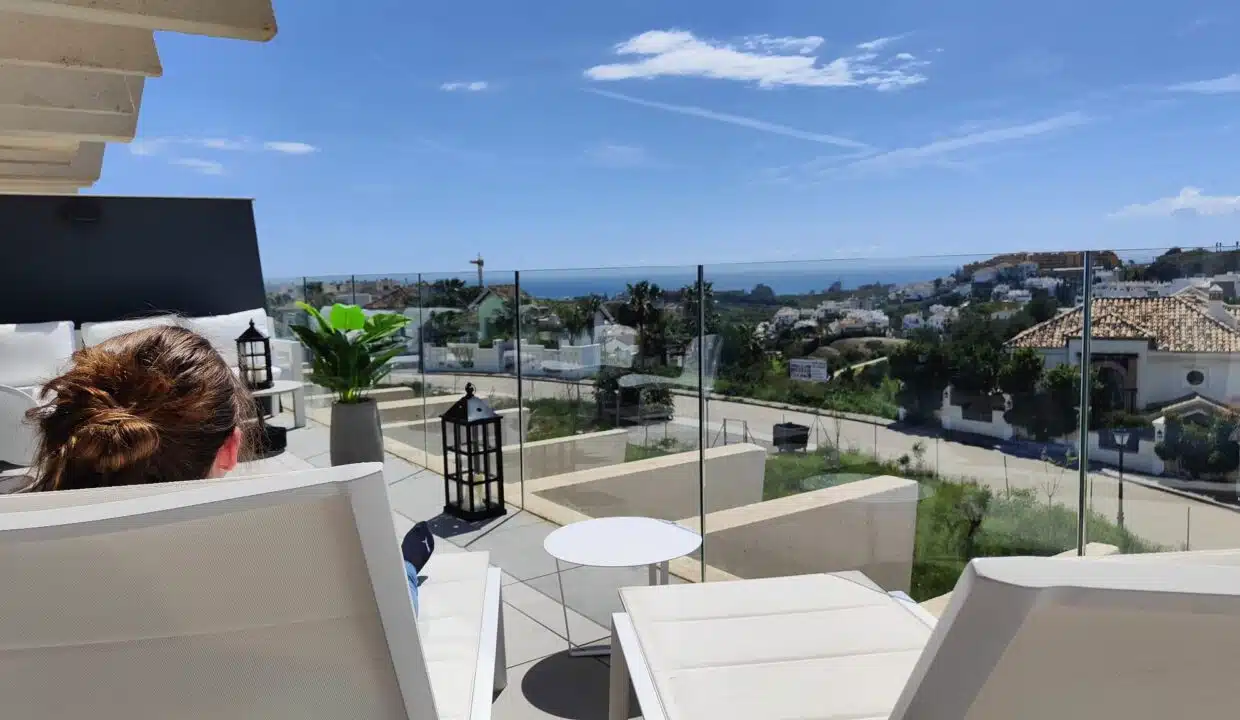 Terrasse aux transats blancs et garde-corps en verre – appartement à louer, Oasis 325, Estepona (réf. SUM038)