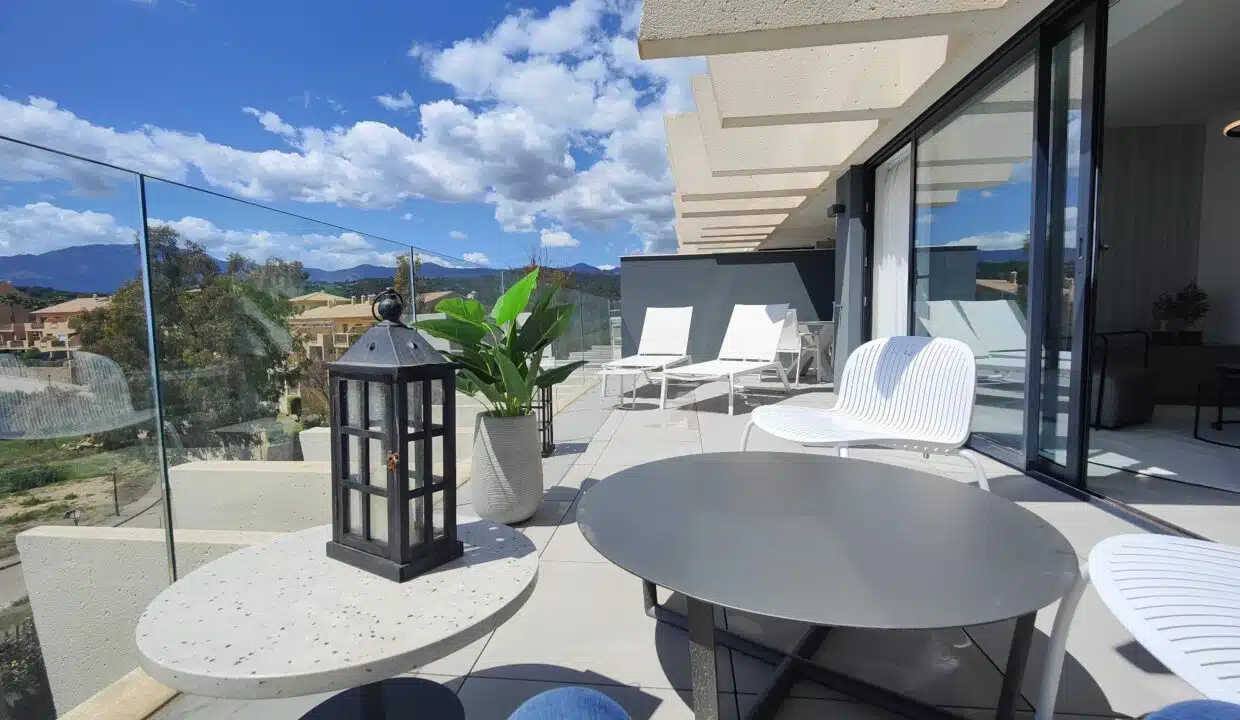 Terrasse avec table ronde grise, chaises blanches – appartement à louer, Oasis 325, Estepona (réf. SUM038)