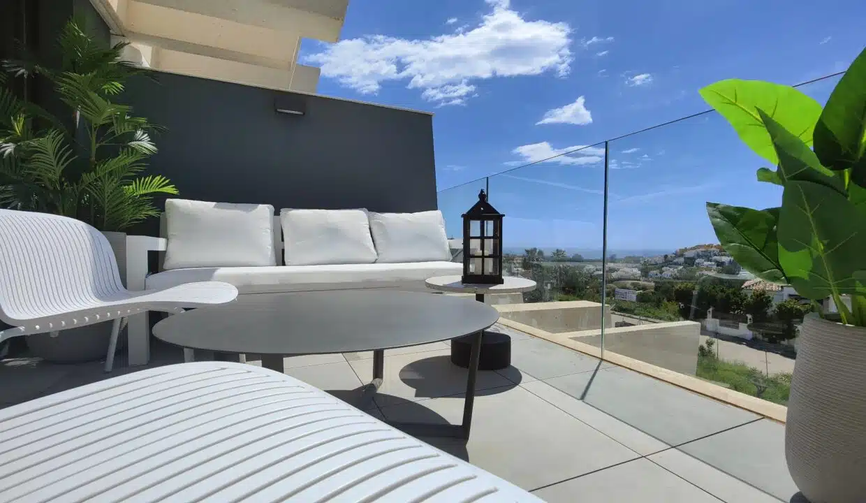 Terrasse avec fauteuils blancs, lanterne noire – appartement à louer, Oasis 325, Estepona (réf. SUM038)