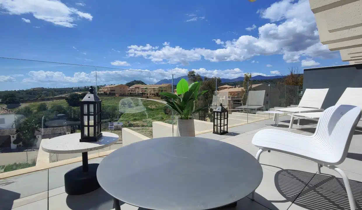 Terrasse avec table ronde, bains de soleil blancs – appartement à louer, Oasis 325, Estepona (réf. SUM038)