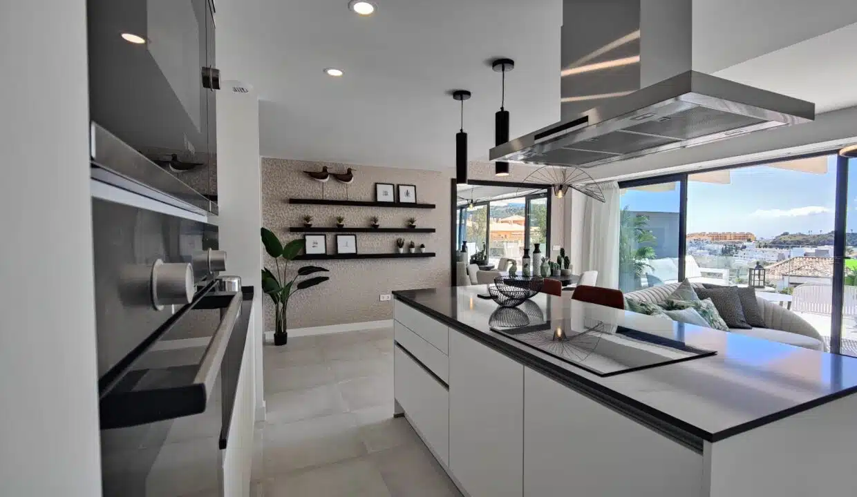 Cuisine à îlot avec fours encastrés, étagères murales – appartement à louer, Oasis 325, Estepona (réf. SUM038)