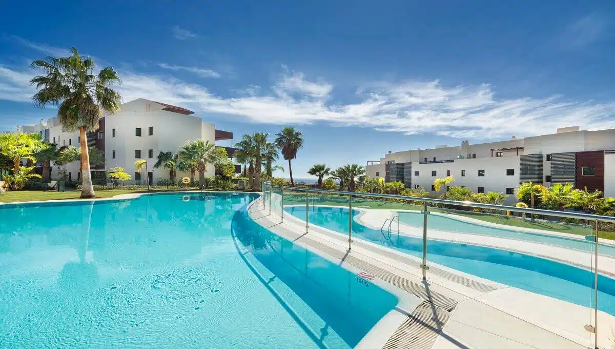 Piscine commune turquoise, palmiers et immeubles blancs – appartement à louer, Hoyo 19, Benahavís (réf. AL055)